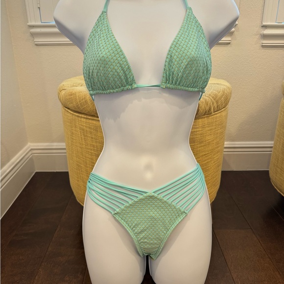 Lulu Fama Bikini - Picture 1 of 16